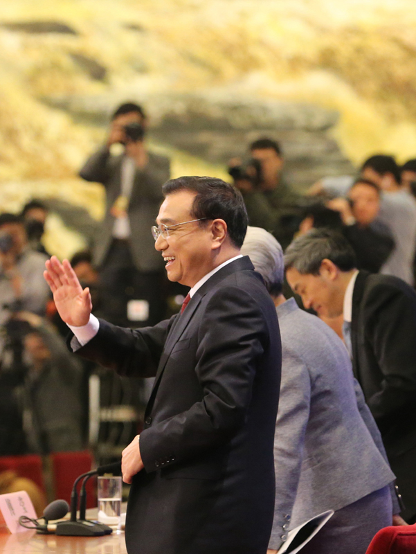 這是記者會(huì)結(jié)束后，李克強(qiáng)離場(chǎng)時(shí)向記者揮手致意。