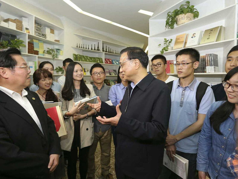 2015年4月，李克強(qiáng)到訪廈門(mén)大學(xué)，專(zhuān)程來(lái)到該校的“廈大時(shí)光”書(shū)店，與正在此購(gòu)書(shū)閱書(shū)的同學(xué)們互動(dòng)交流，分享讀書(shū)心得。