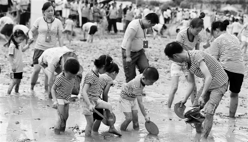 16日,游客在湖北宜昌市夷陵區(qū)分鄉(xiāng)鎮(zhèn)南埡稻田體驗(yàn)抓泥鰍活動(dòng)。中秋小長(zhǎng)假期間,當(dāng)?shù)嘏e辦田園農(nóng)趣休閑活動(dòng),吸引千余游客共慶中秋佳節(jié)。張國(guó)榮 攝